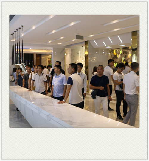 眾位設計師對博德產(chǎn)品駐足觀看 (2)_副本.jpg