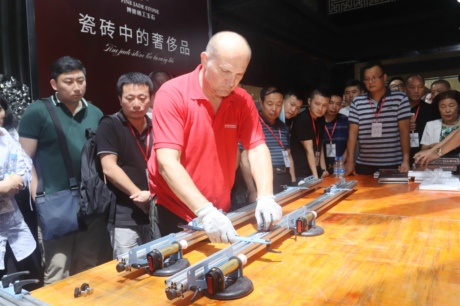 (備)意大利LEA瓷磚技術(shù)專家 Samuele Foroni親自指導(dǎo) (4).JPG