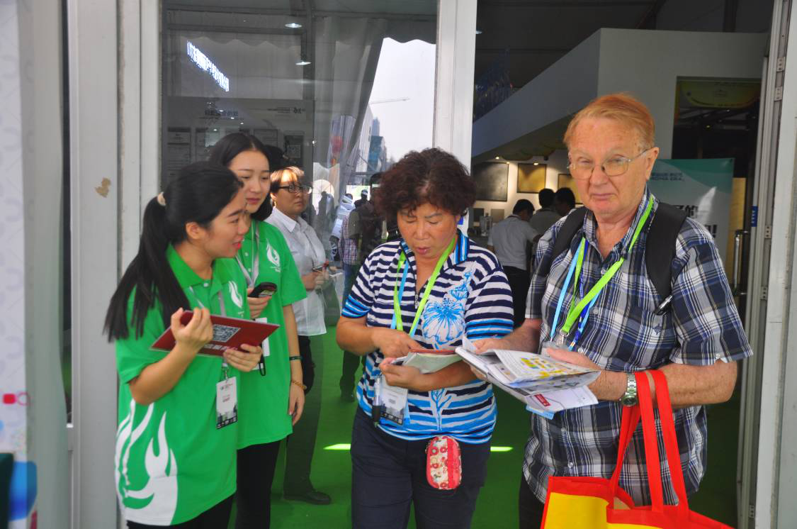 第26屆佛山陶博會中國陶瓷總部展館志愿者為國際觀眾提供指引服務(wù).jpg
