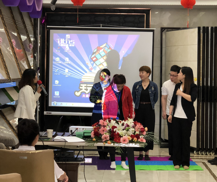 3 培訓(xùn)導(dǎo)師譚嘉麗與學(xué)員們現(xiàn)場(chǎng)互動(dòng).jpg