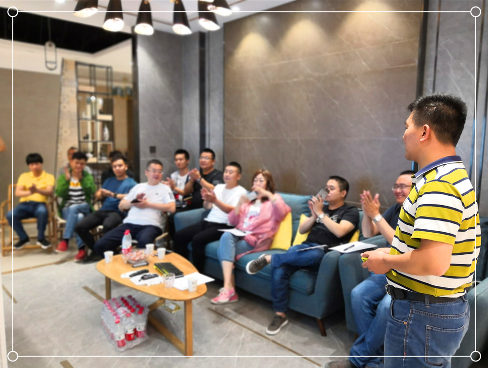 格萊斯瓷磚西北大區(qū)經(jīng)理黃細(xì)輝 (2)_副本.jpg